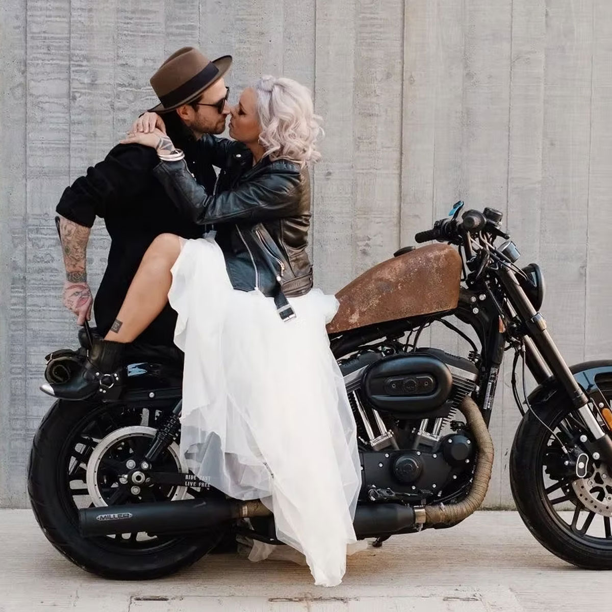 Fotoshooting eines Paares mit Motorrad